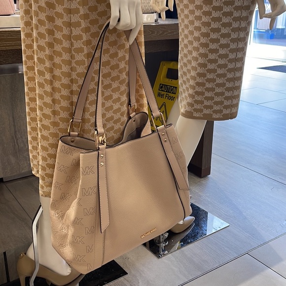 MICHAEL KORS ARLO LARGE GRAB BAG SHOULDER TOTE MK LEATHER GOLD~2 BAGS IN 1
Buff - Picture 8 of 16